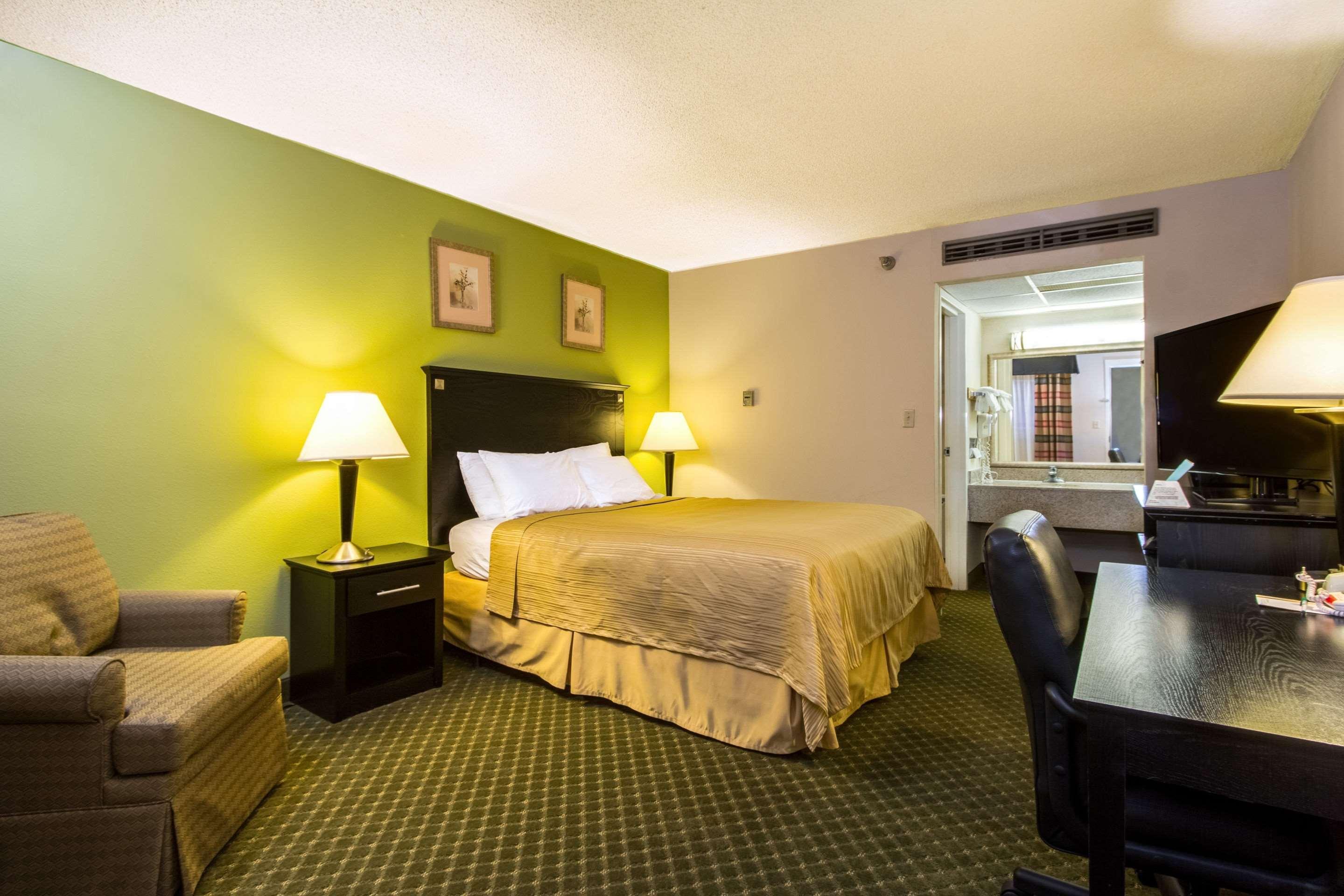 Hotel Quality & - Quad Cities 3*