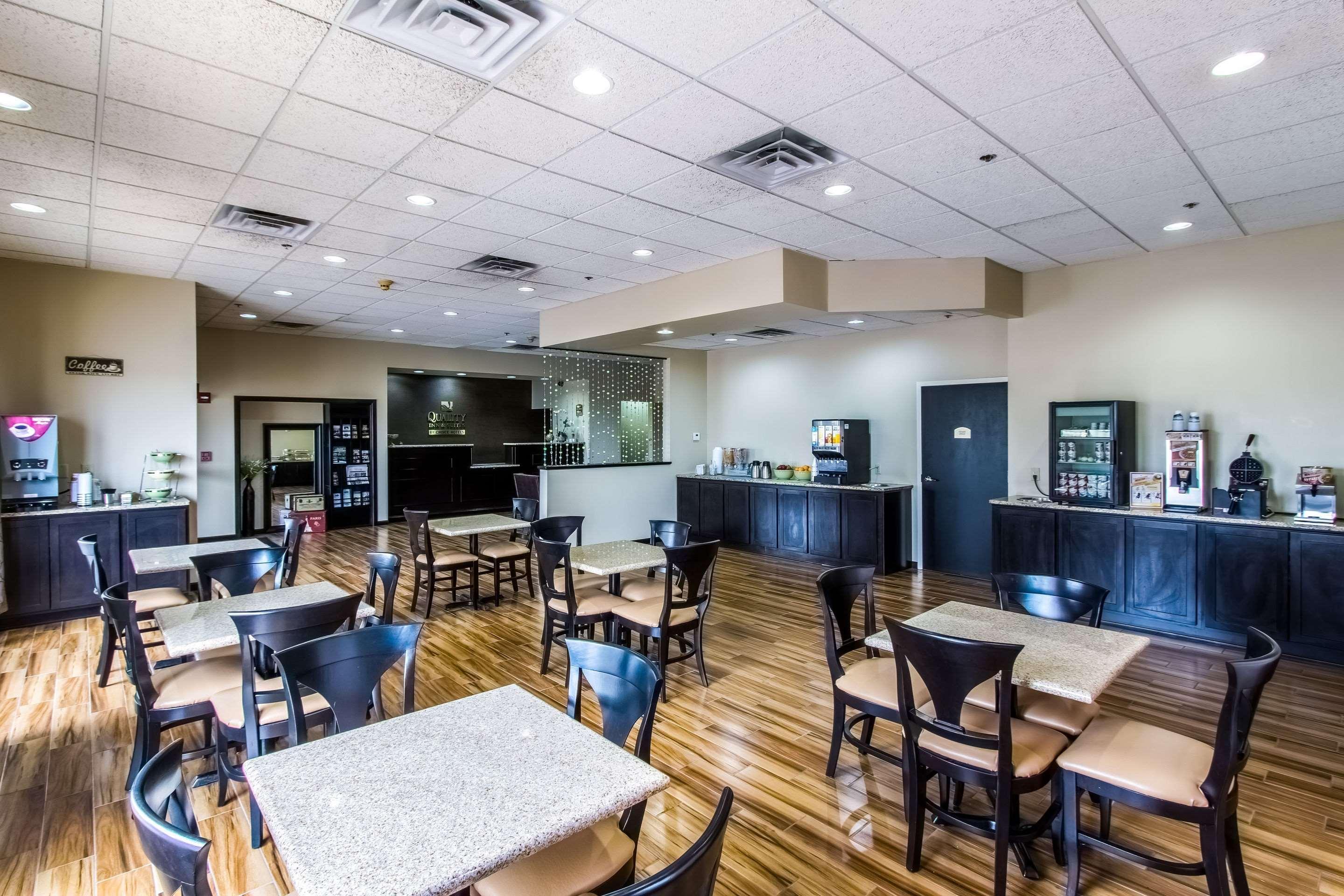 Hotel Quality & - Quad Cities 3*