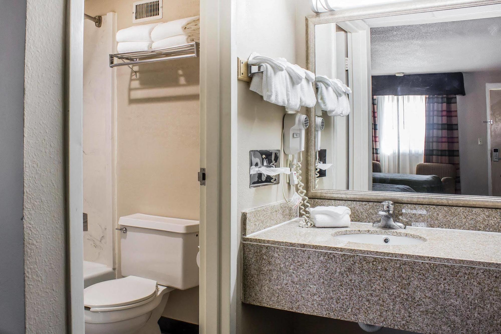 Quality & - Quad Cities Hotel 3*